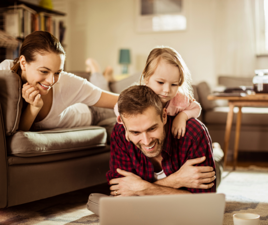 Des parents et leur enfant heureux de pouvoir reporter leur crédit immobilier en Belgique.